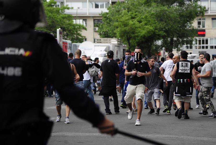 I tifosi della Juve indietreggiano, parte la carica della polizia. Afp